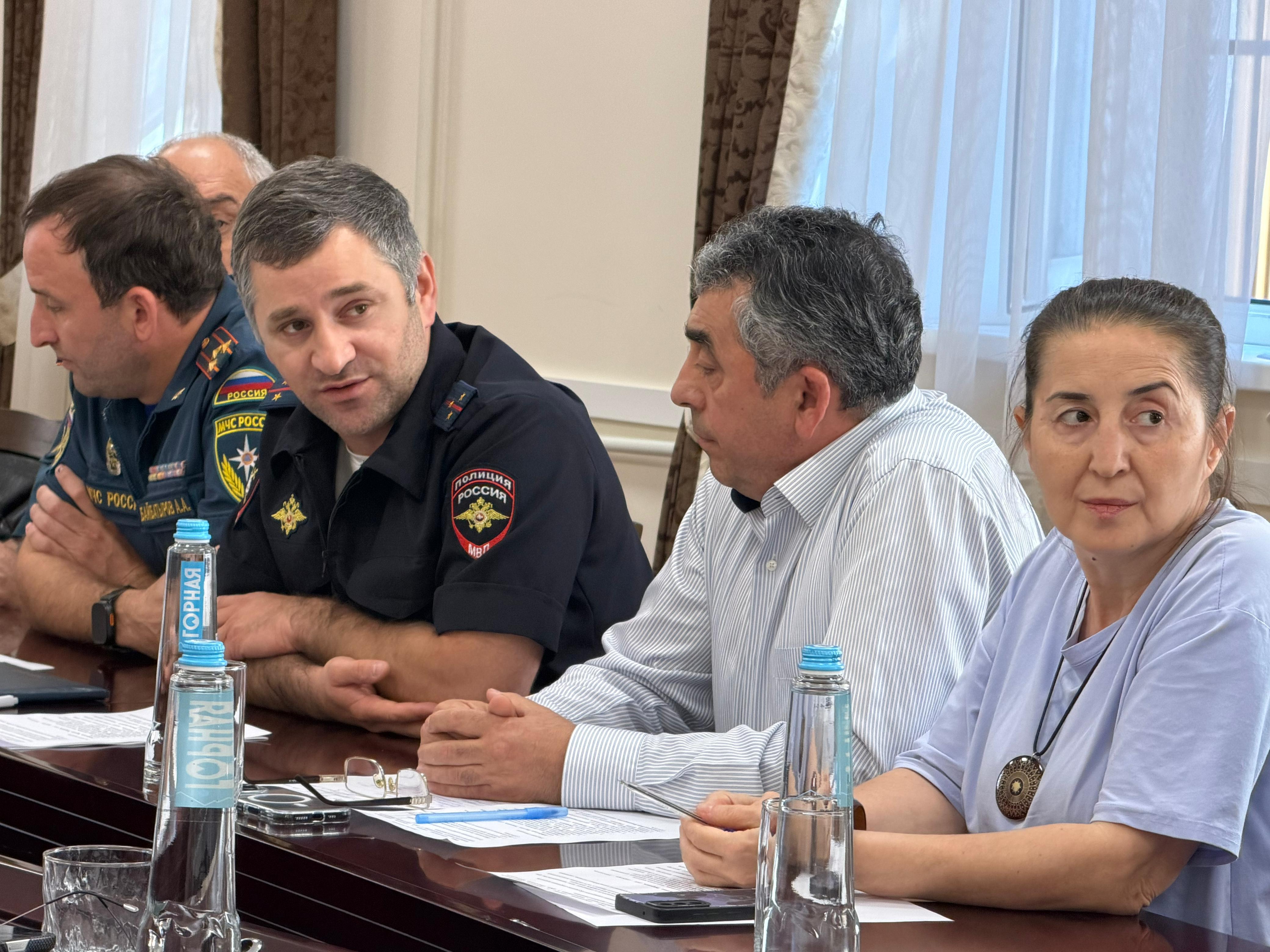 В рамках совещания по вопросам обеспечения безопасности туристов представители профильных ведомств проинформировали участников о проводимой работе и дополнительных мерах контроля, реализуемых в период туристического сезона.